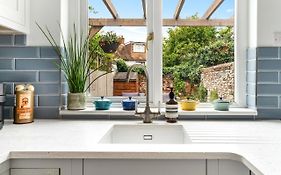 Stylish Central Saffron Walden Cottage With Courtyard Garden
